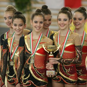 A boldogan mosolygó második helyezett magyar csapat