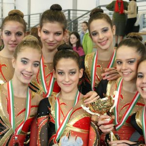 Felszabadult öröm a magyar csapat versenyzőinek arcán (balról jobbra: Polákovits Rita, Fejes Bernadett, Vass Dóra, Fülöp Lili, Asztalos Lilla, Hercsset Flóra, Soós Viktória)