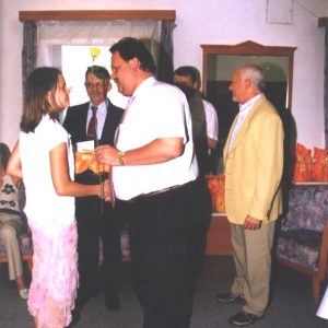 Nagy István az RG szakág alelnöke virággal köszönti Hercsel Flórát