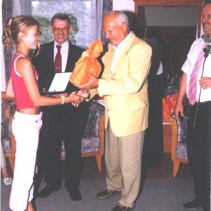 Szabó András a MATSZ elnöke ajándékot ad át Fejes Bernadettnek