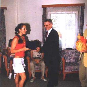 Királyvári Nikolett veszi át plakettjég dr Borbély Attilától